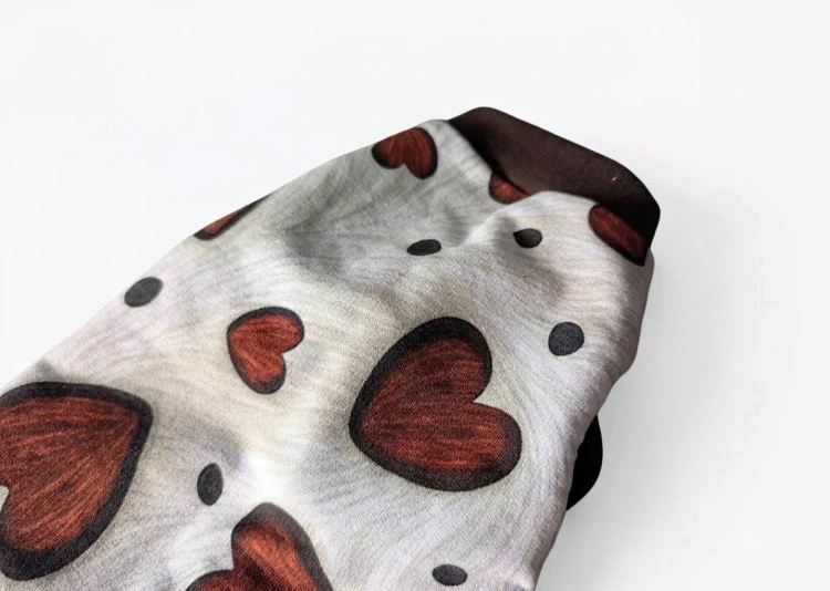 Bluza dla kota w brązowe serduszka – PetParadise Handmade 3.jpg